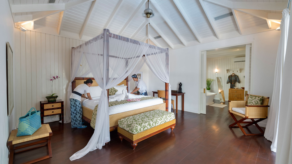 Villa Lulito - Master bed being made